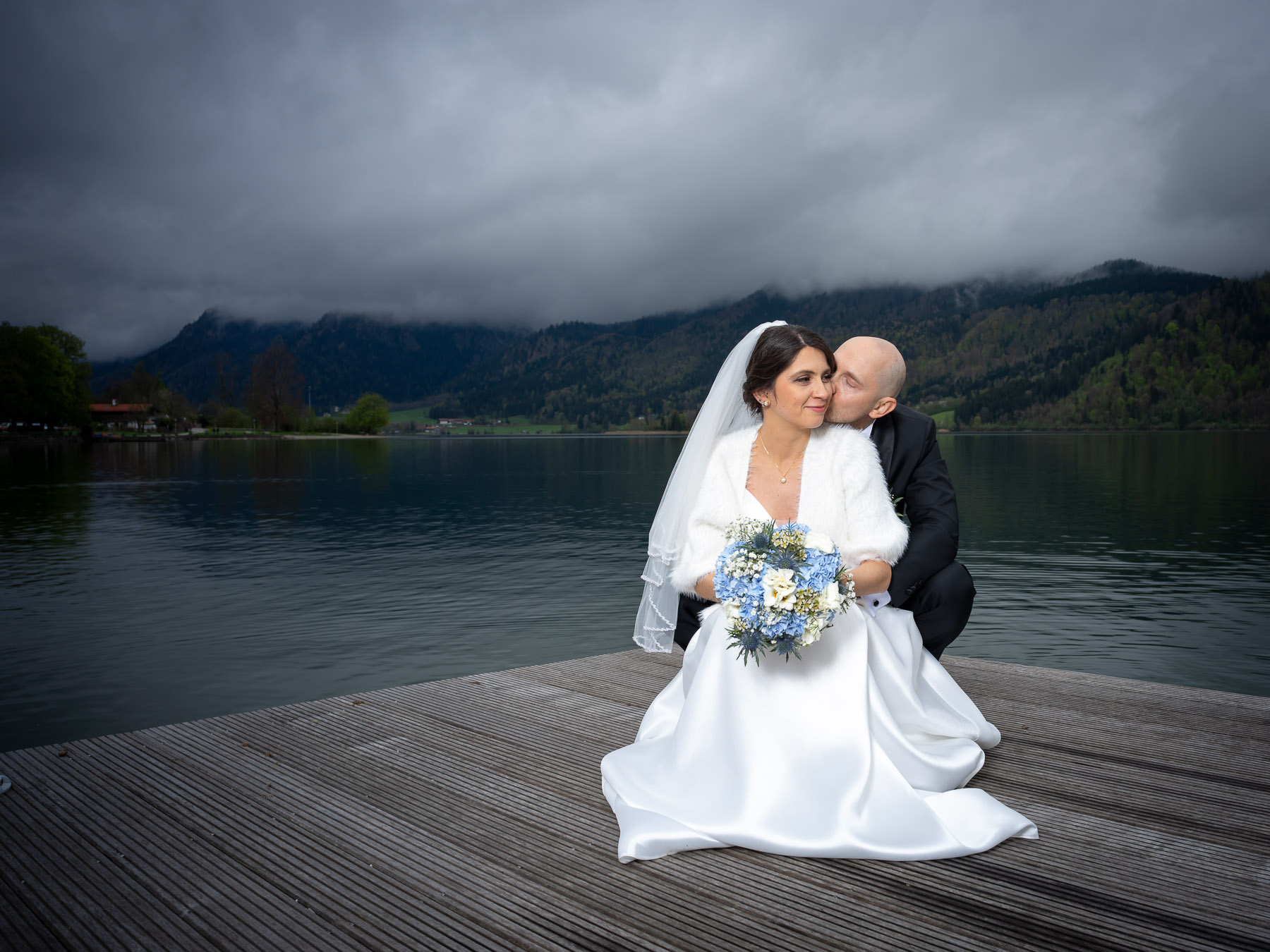 Hochzeitspaar am Steg in Schliersee