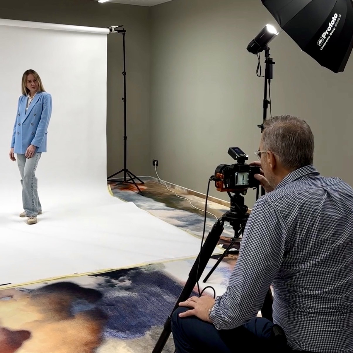 Fotograf Robert Forster mit mobilem Studio für Businessshooting