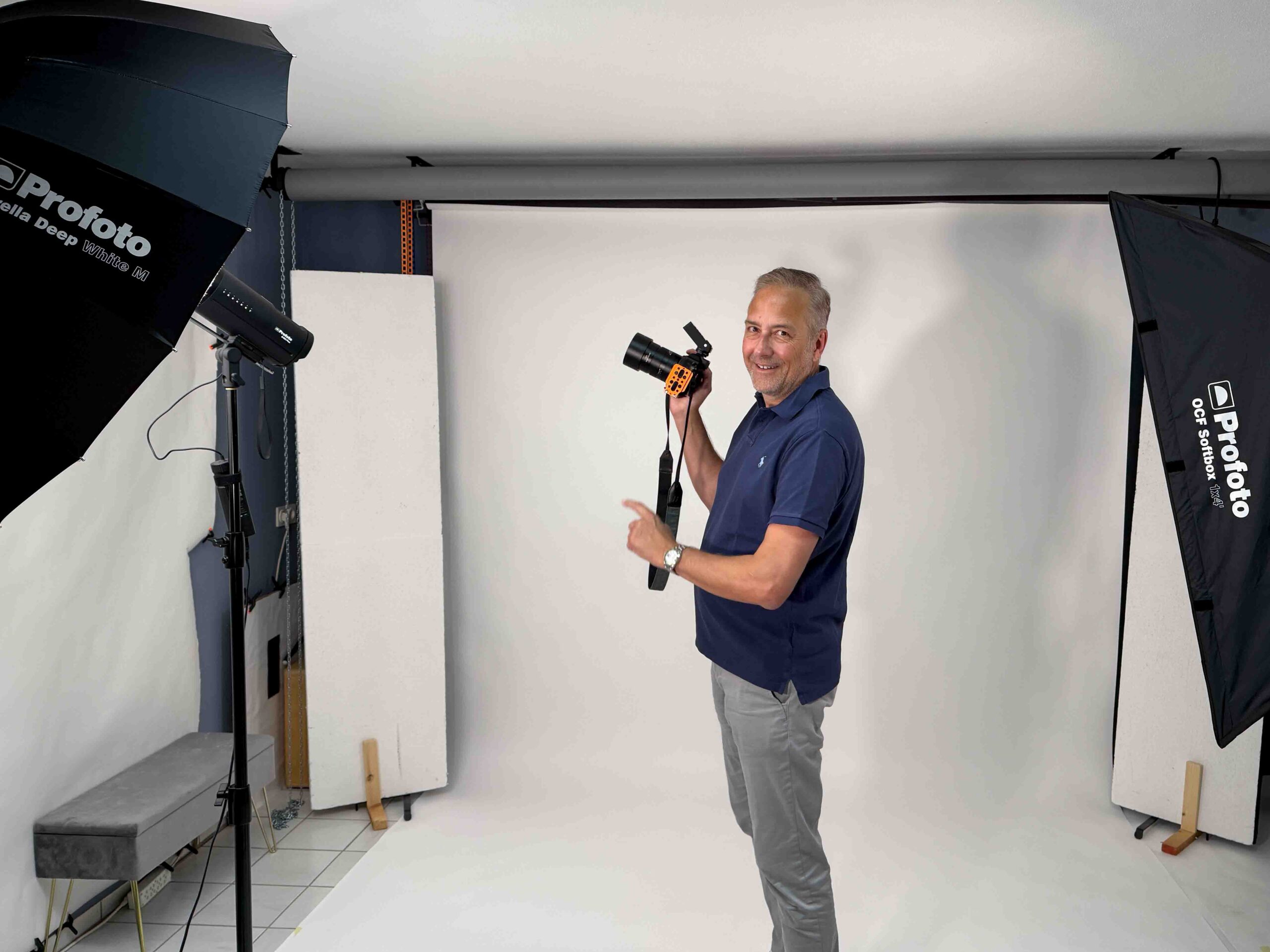 Robert (Robby) Forster in seinem Fotostudio in Schliersee mit der Hasselblad in der Hand