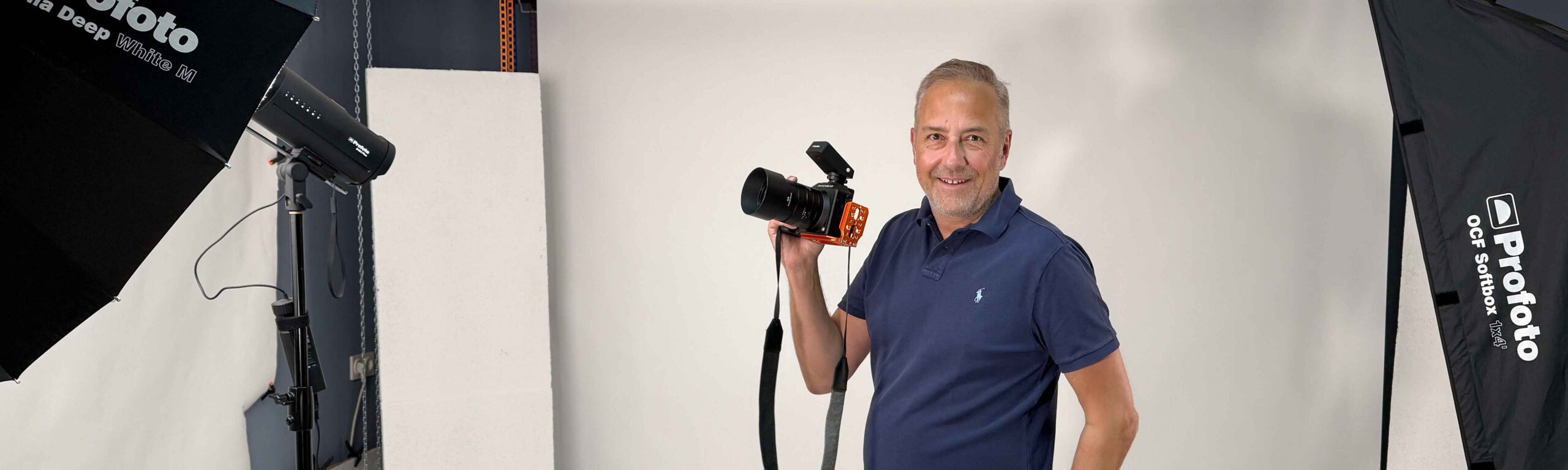 Robert (Robby) Forster in seinem Fotostudio in Schliersee mit der Hasselblad Kamera in der Hand