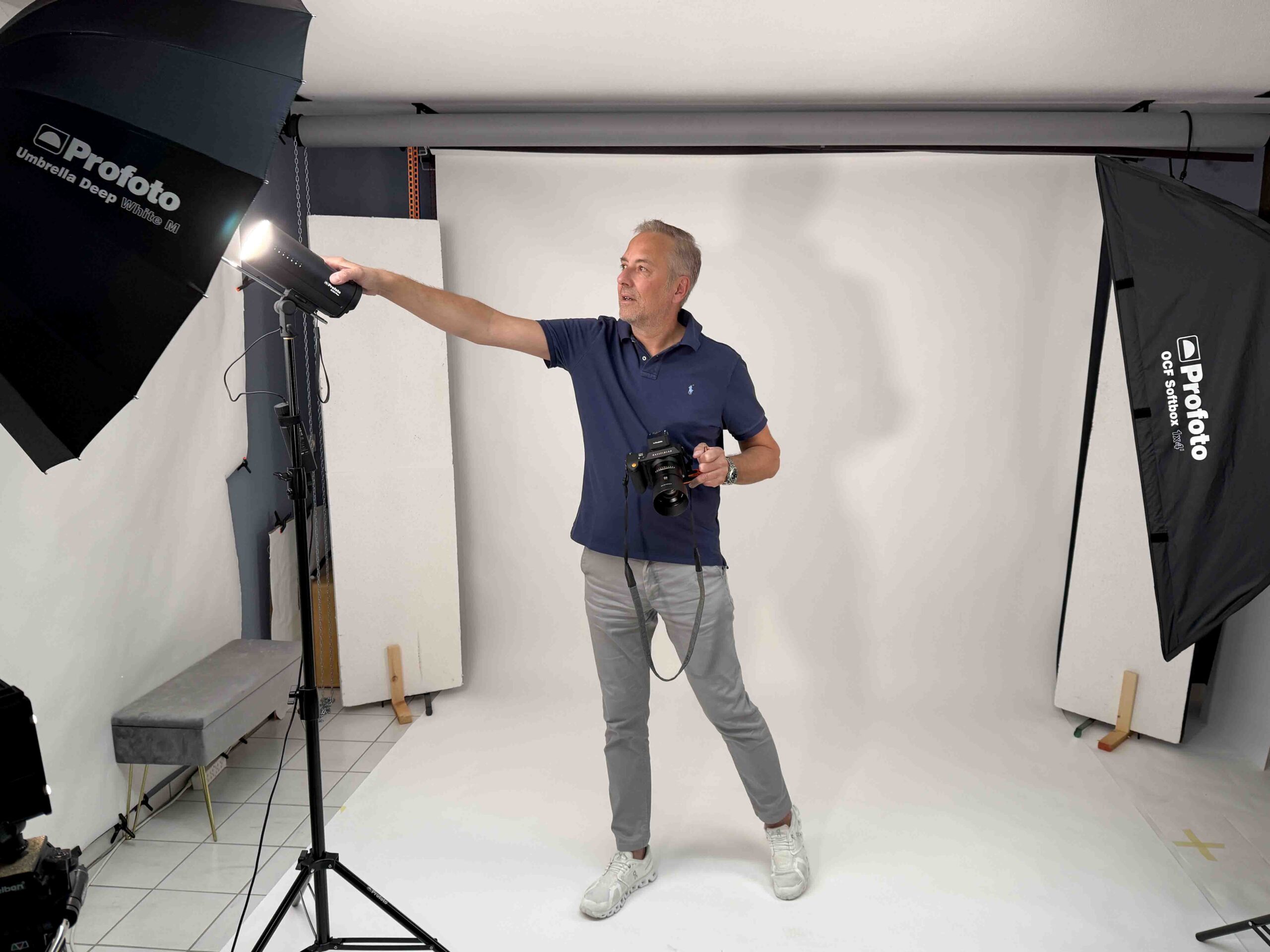 Robert (Robby) Forster in seinem Fotostudio in Schliersee bei der Arbeit am Blitz