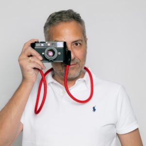 Fotograf Robert Forster mit einer Leica Kamera im Fotostudio